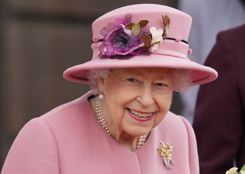 Modna ostavština kraljice Elizabete: Često je dopuštala da njezina odjeća govori umjesto nje, a s razlogom nikad nije nosila bež boju