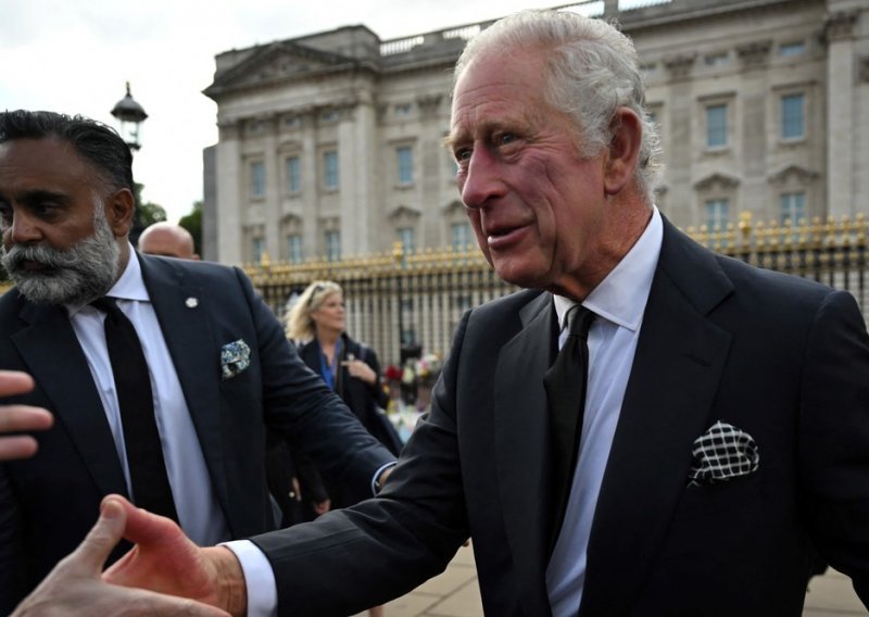 Kralj Charles III. pozdravio ljude pred Buckinghamskom palačom: Deset minuta gledao u cvijeće ostavljeno za njegovu majku