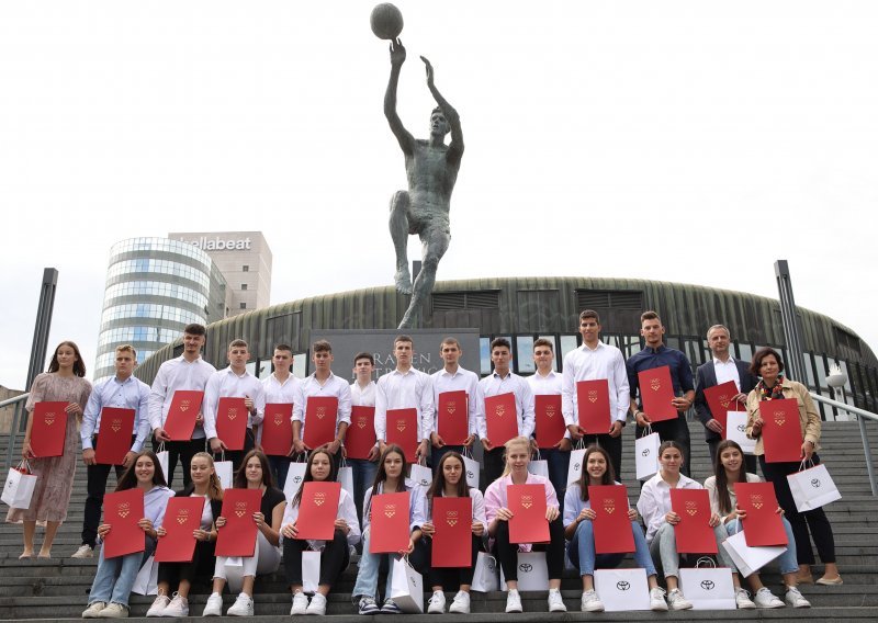 [FOTO] Nagrada 'Dražen Petrović' Zrinki Ljutić i Mili Poljičaku