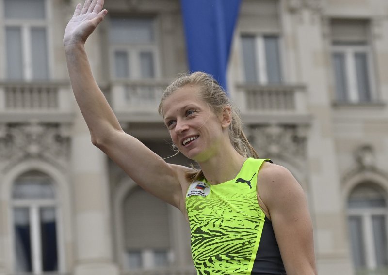 [FOTO] Još jedna Slovenka pokorila Hanžek na Trgu bana Jelačića i to sa rekordom mitinga