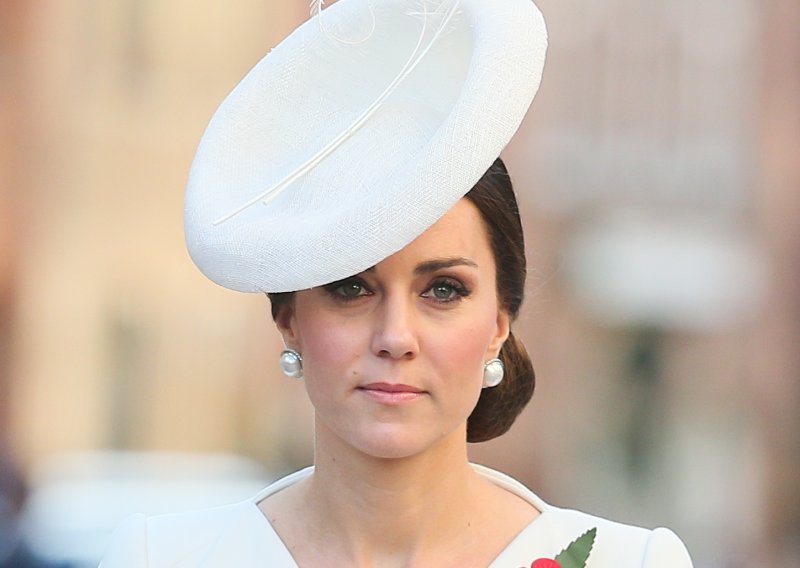 Kate Middleton je prvi put viđena nakon smrti kraljice Elizabete, izraz njezina lica sve govori
