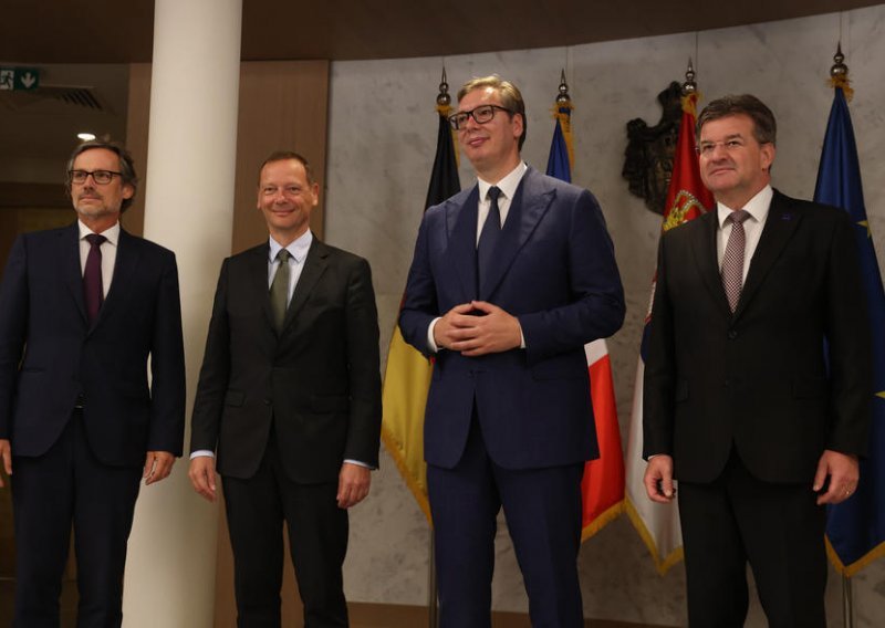 Vučić s pregovaračima EU-a: 'Nikakvog priznanja Kosova neće biti! Nema predaje! Živjela Srbija!'