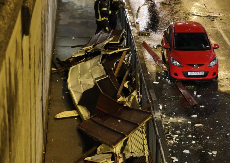 [FOTO/VIDEO] Snažno nevrijeme pogodilo Zagreb, kontejner poklopio automobil u vožnji