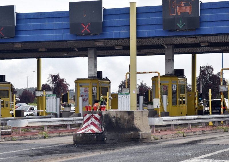 [FOTO] Zabio se u naplatne kućice kod Karlovca i poginuo