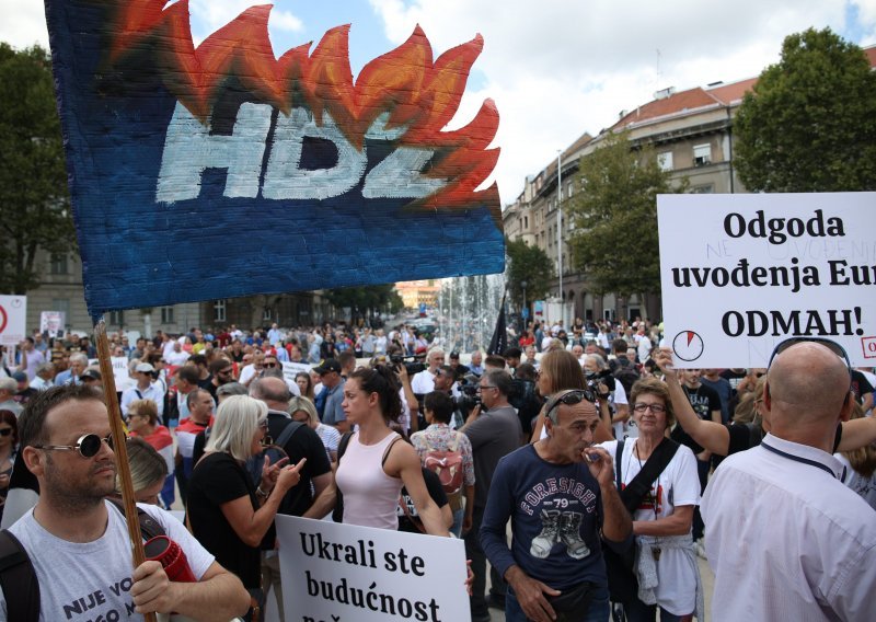 [FOTO] Skup protiv HDZ-a: Nekoliko stotina okupljenih zatražilo ostavku Vlade, priveden jedan prosvjednik