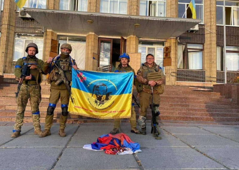 [VIDEO] Veliki udarac za rusku vojsku: Ukrajinske snage oslobodile Kupjansk i podigle zastavu iznad strateškog željezničkog čvorišta