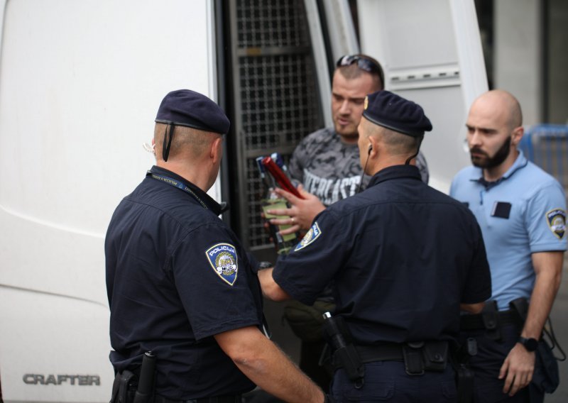 Policija privela četvoricu prosvjednika na Trgu žrtava fašizma