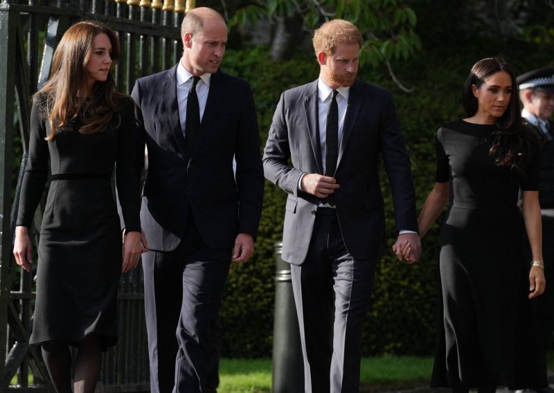 Nakon dugo vremena prvi put zajedno: Kate Middleton, Meghan Markle i prinčevi William i Harry pozdravljaju okupljene u Windsoru