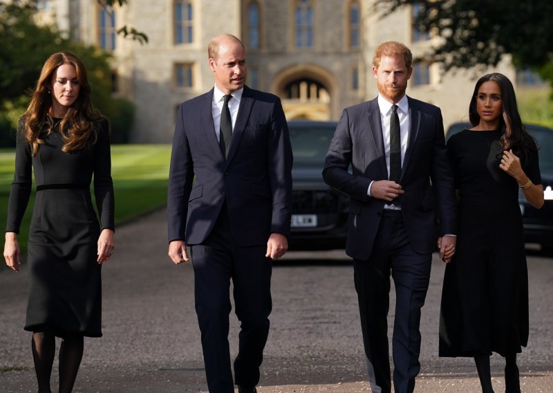 Princ William pružio je bratu ruku pomirenja, no do zajedničkog pojavljivanja u Windsoru došlo je tek nakon podužih pregovora
