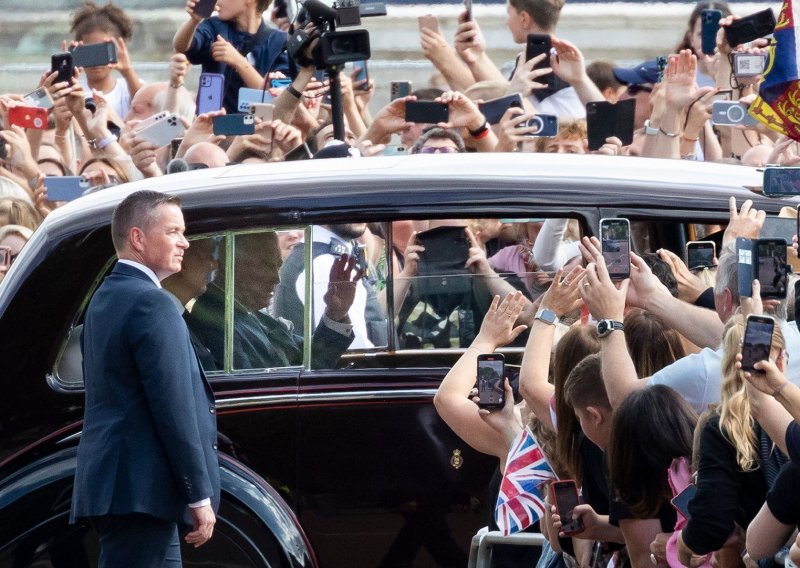 Kralja Charlesa III tisuće su okupljenih pozdravile pred Buckinghamskom palačom