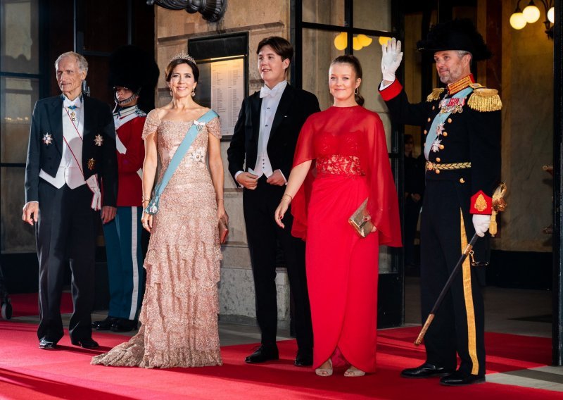 Gomila prinčeva i princeza na jednom mjestu: Dok Britanci oplakuju kraljičinu smrt, u Danskoj se slavi 50 godina vladavine kraljice Margrethe