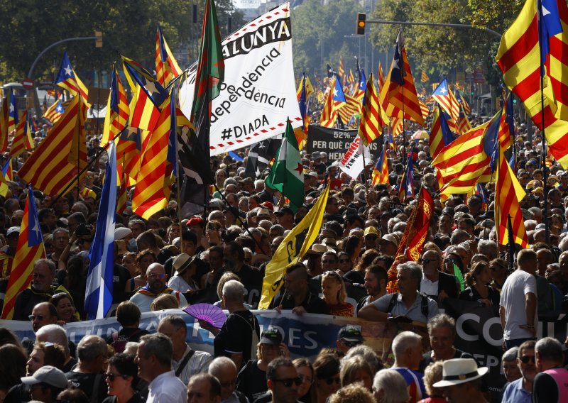 Ne odustaju: Više od 10 tisuća ljudi na prosvjedu za neovisnost Katalonije