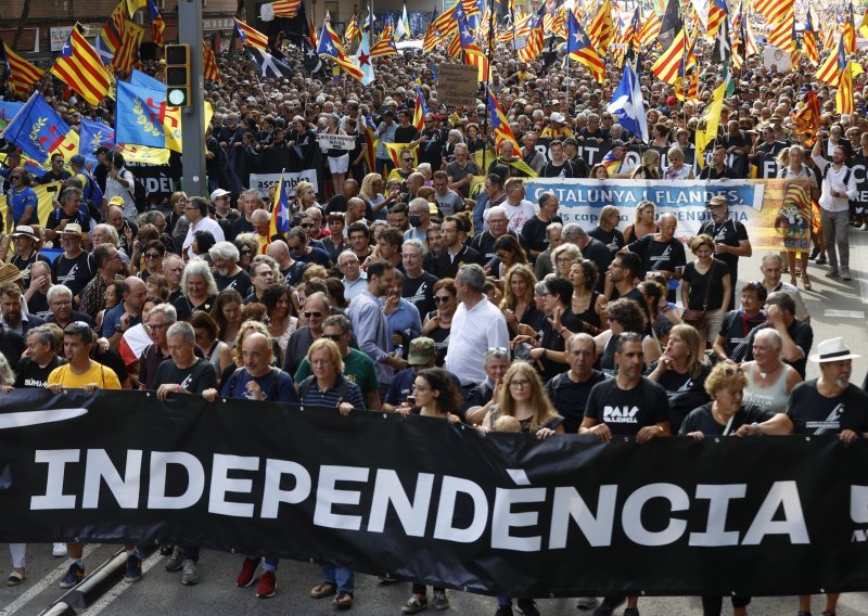 Stotine tisuća ljudi na ulicama Barcelone traži neovisnu Kataloniju