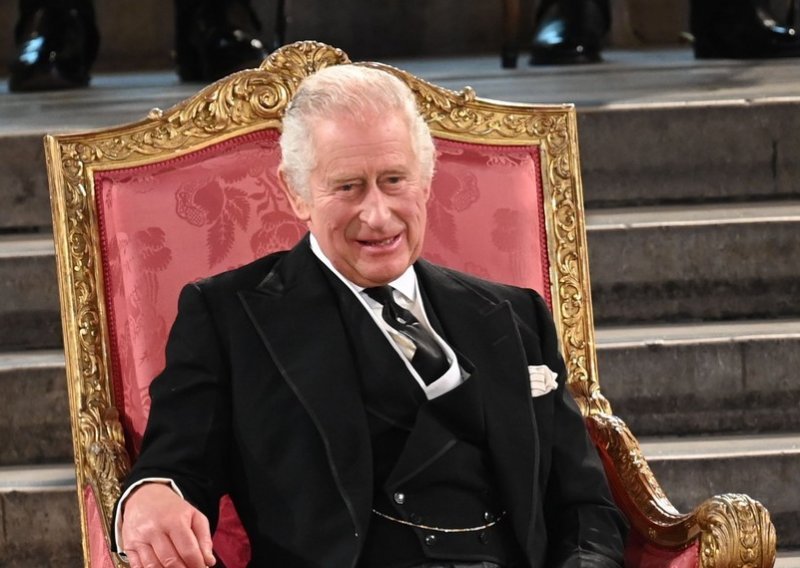 Kralj Charles III. nikako na zelenu granu s nalivperom: Pogledajte što mu se ovaj put dogodilo