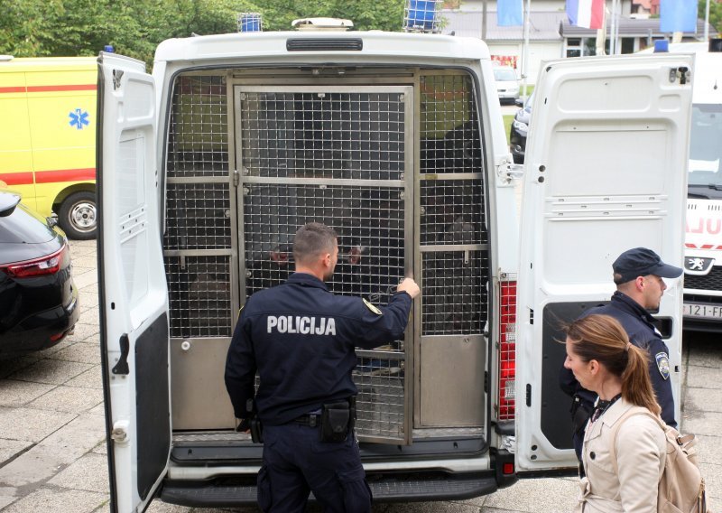 Muškarac nakon uhićenja u policijskoj postaji izudarao tri policajca, prijetio im je i smrću