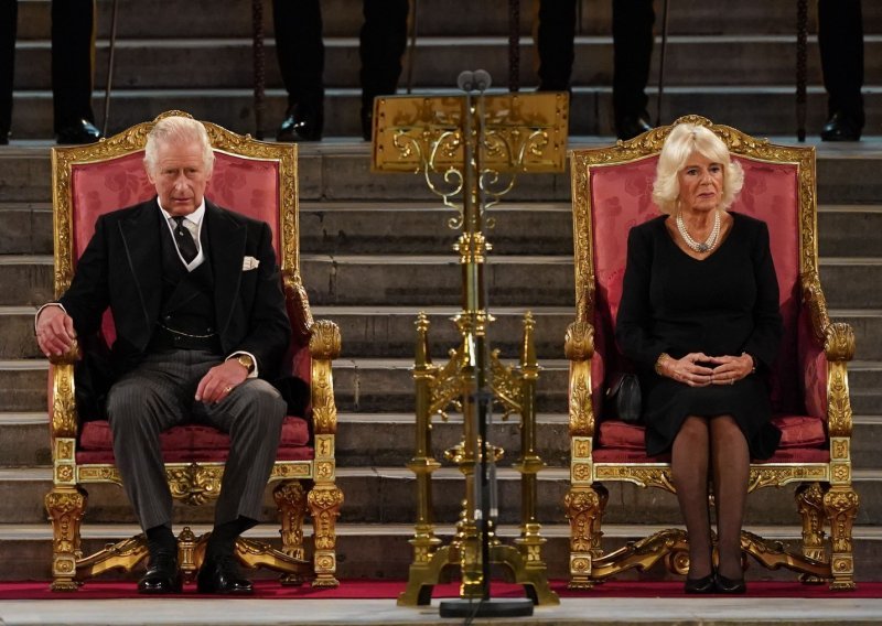 [FOTO] Povijesni prizor: Kralj Charles III. i kraljica Camilla prvi put na tronu, a evo u čemu se razlikuju njihova prijestolja