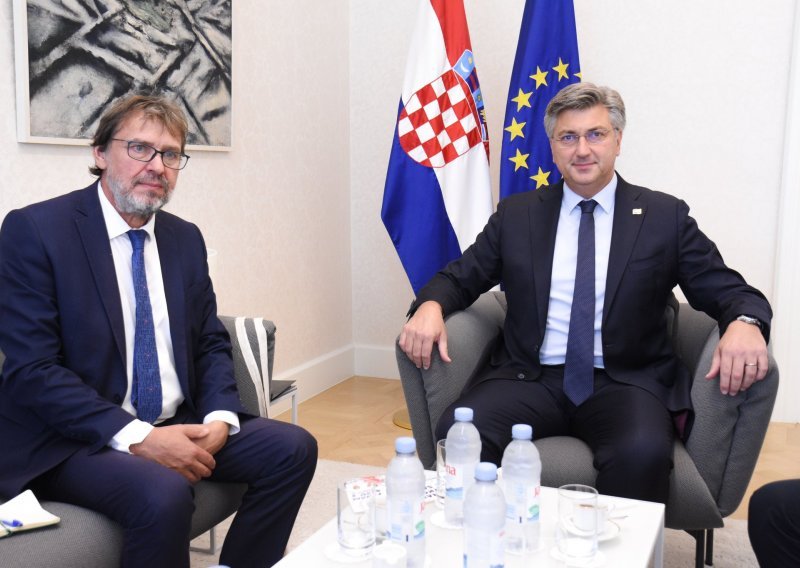 Hrvatska i lokalni čelnici pozvali Hrvate da se ne boje izjasniti na popisu u Srbiji