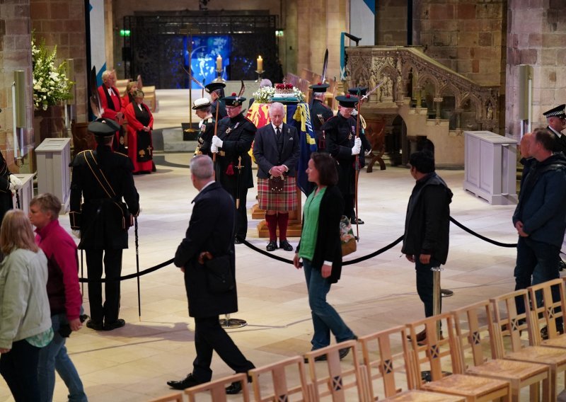 'Izuzetno dirnuti' ožalošćeni Škoti opraštaju se od kraljice