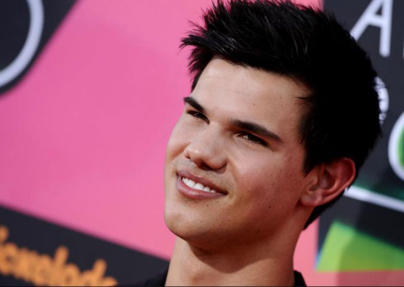 Taylor Lautner na gay partiju