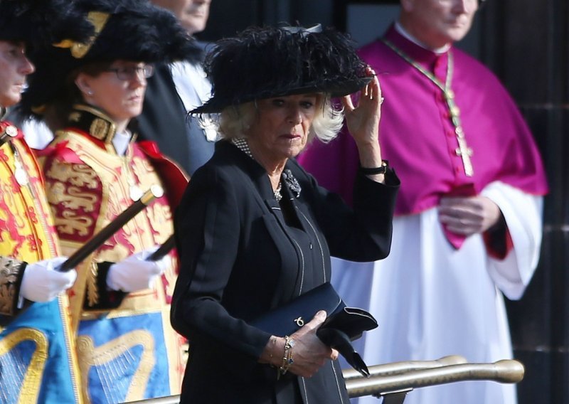 Ništa nije slučajno: Camilla je svojim izgledom suptilno odala počast svojoj svekrvi, kraljici Elizabeti