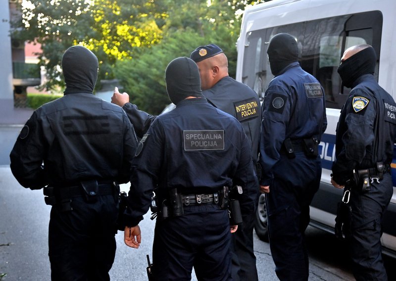 Duge cijevi, pretresi i uhićenja na zagrebačkim Srednjacima