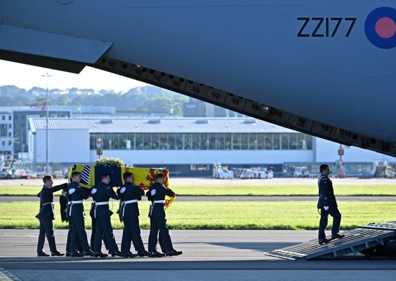 [FOTO] Posljednje putovanje kraljice Elizabete II. prema Londonu iz voljene Škotske