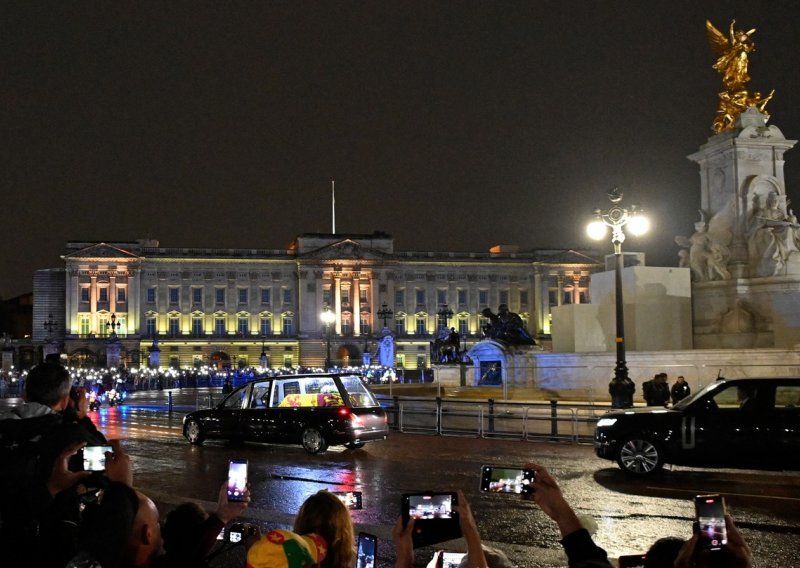 [FOTO/VIDEO] Lijes s tijelom kraljice Elizabete II. stigao u London, tisuće građana odale joj počast putem do Buckinghamske palače