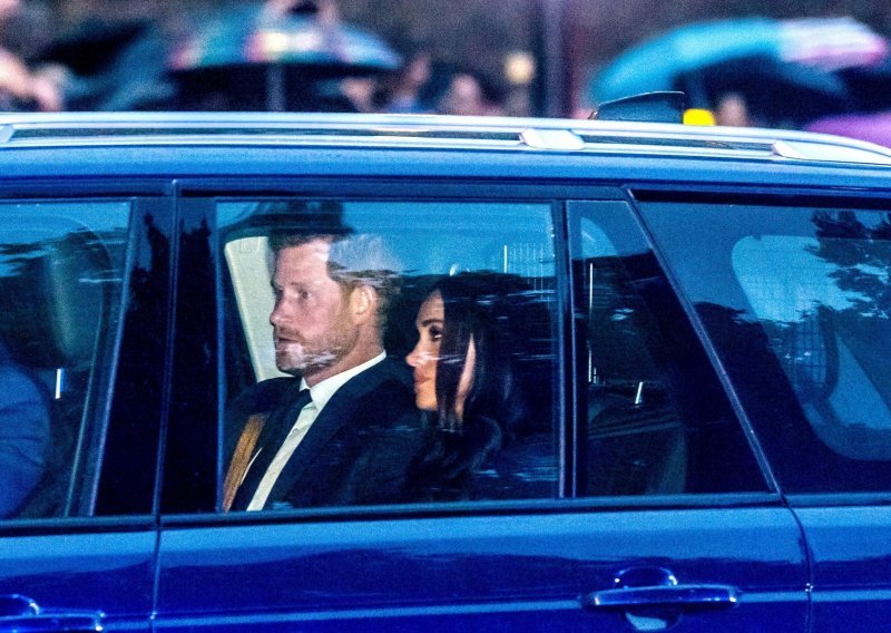 Ujedinjeni u tuzi: Princ Harry i Meghan Markle pridružili su se ostatku obitelji u Buckinghamskoj palači