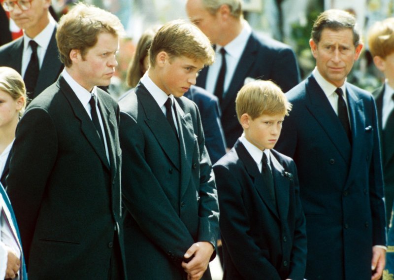 Povijesna povorka: Prinčevi William i Harry s ocem će hodati iza kraljičina lijesa, baš kao prije 25 godina na sprovodu princeze Diane