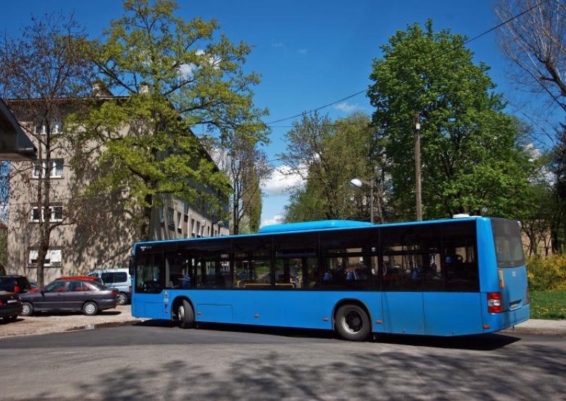 Vozač autobusa vratima prikliještio kolica s djetetom i krenuo