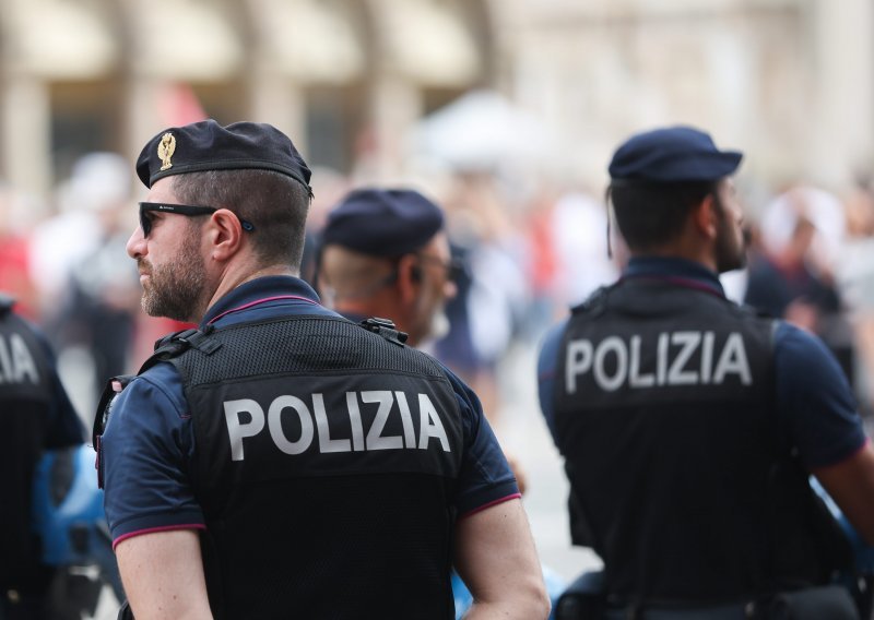 [FOTO] Pod budnim okom policije tisuće navijača Dinama okupiralo središnji milanski trg; neki su već pritvoreni, slijedi korteo...