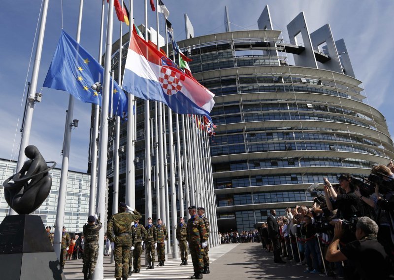 Croatian flag hoisted outside Strasbourg city hall