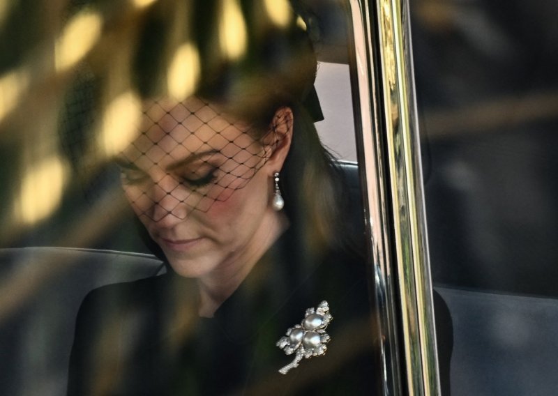 [FOTO] Tužna lica: Princeza od Walesa do Westminstera je stigla s novom kraljicom, a Meghan Markle se vozila s groficom od Wessexa