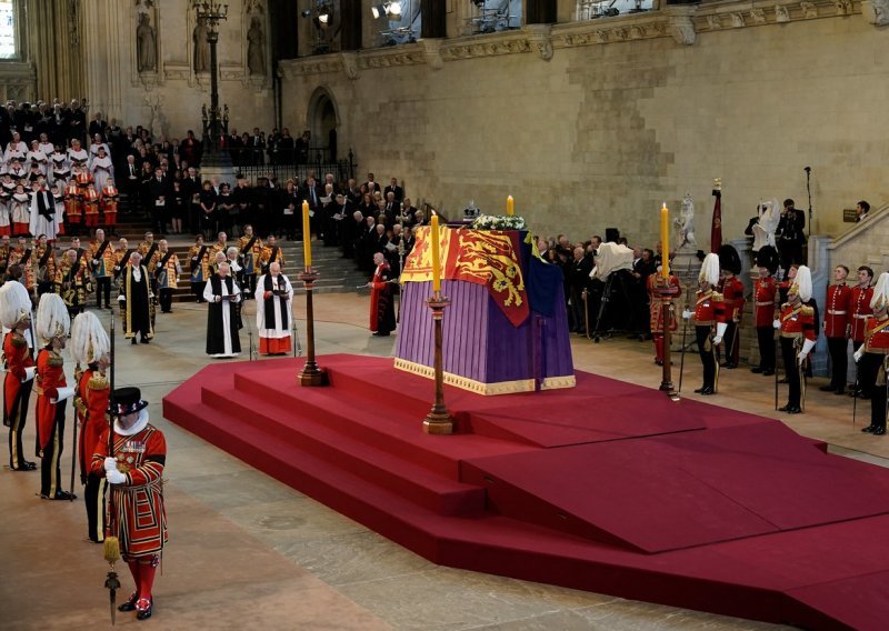 Na tisuće ljudi čekaju satima u dugim redovima kako bi odali počast kraljici Elizabeti II