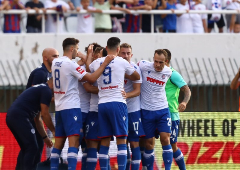 [VIDEO/FOTO] Hajduk totalno nadigrao nemoćnu Rijeku, a prvi gol domaćina bio je fantastičan, Biuk je uzeo loptu na svojoj polovici...