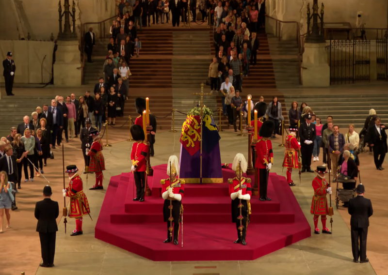 [FOTO] Stotine tisuća Britanaca stoje u kilometarskom redu kako bi odali počast kraljici