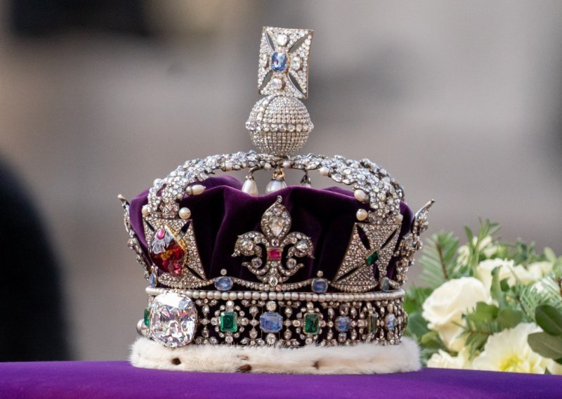 Impresivna blistava kruna na lijesu kraljice Elizabete mnogima je zapela za oko, evo što znamo o njezinoj povijesti