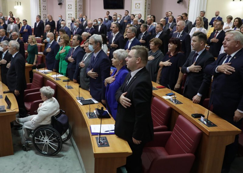 Budu li rasle plaće državnih službenika, povećat će se i primanja svih političara