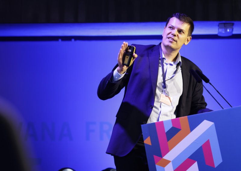 Vuković na slobodi uz rigorozna pravila: On i obitelj ostali bez putovnica