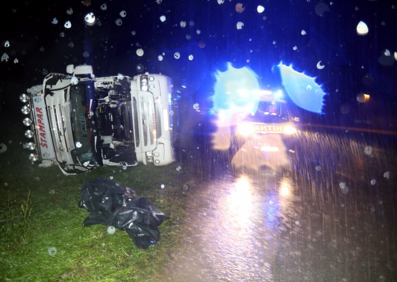 [FOTO/VIDEO] Nevrijeme u Čazmi napravilo totalnu štetu. Oštećen dalekovod, struje možda neće biti danima, ozlijeđena jedna djevojčica