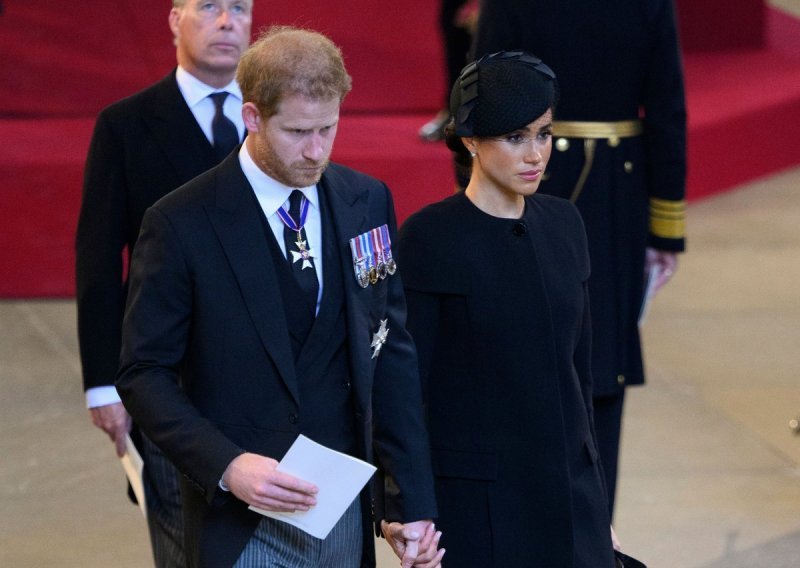 Princ Harry ipak smije odjenuti vojnu uniformu za pogreb kraljice Elizabete, i to zbog uplitanja princa Andrewa