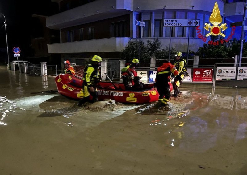 [FOTO/VIDEO] Strašne poplave na jadranskoj obali središnje Italije: 'Vodena bomba' odnijela sedam života, među nestalima i majka s djetetom