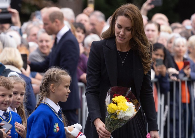 [FOTO/VIDEO] Kate Middleton iz gomile je odabrala upravo nju: Osmogodišnja djevojčica s plišancem ovome se nije nadala