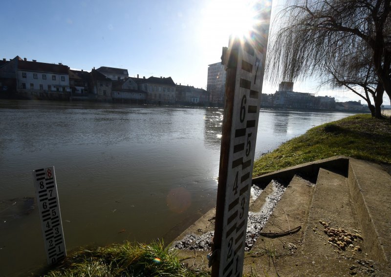 Vrh vodenog vala u Petrinji očekuje se tijekom popodneva i noći, vodostaj će porasti još 30 centimetara