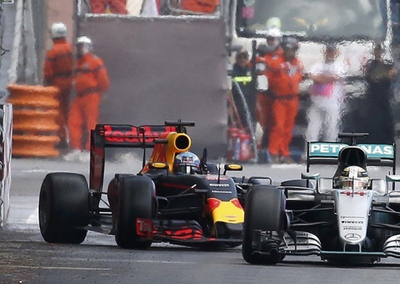 Red Bull u Monte Carlu poklonio pobjedu Hamiltonu!