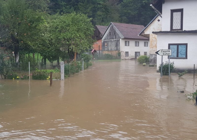 Smiruje se situacija u Brodu na Kupi, vodni val ide prema Karlovcu. Vatrogasci postavljaju barijere