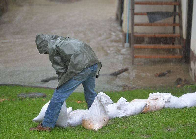 U Karlovcu pripreme za redovite mjere obrane od poplave, podijeljeno 4 tisuće vreća s pijeskom