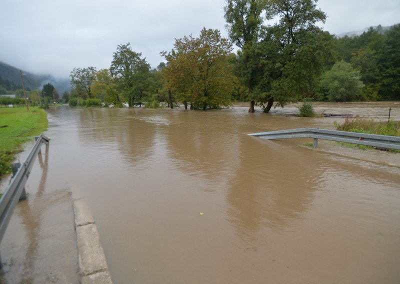 Stanje u gornjem toku Kupe se popravlja, najteže je na području Ozlja