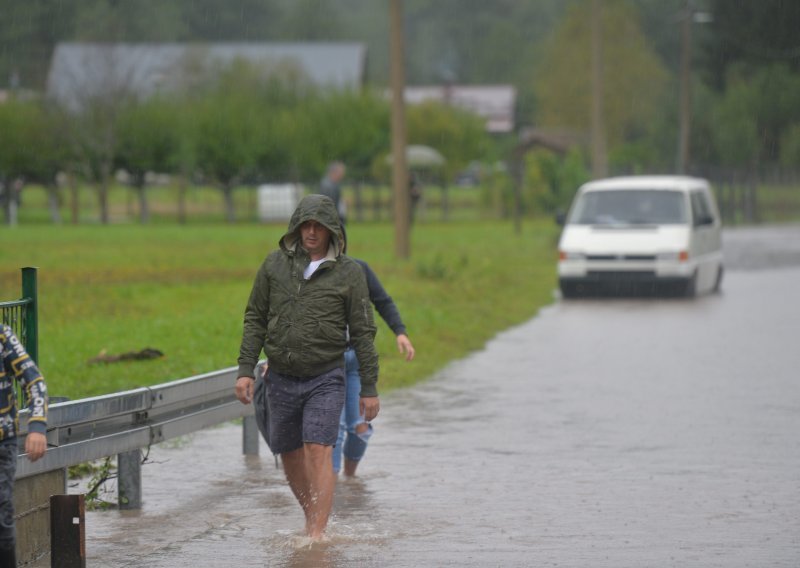 Jaka kiša i danas u gorskoj i središnjoj Hrvatskoj, na Jadranu mogući orkanski udari bure