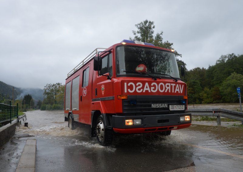Iz Međimurske županije u Karlovačku poslana tri vatrogasna vozila